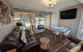 179, Two Bed Chalet On Sund0Wner Holiday Park - Sleeps 4, Free Wifi, Sorry No Pets - Entertainment Options Close By
